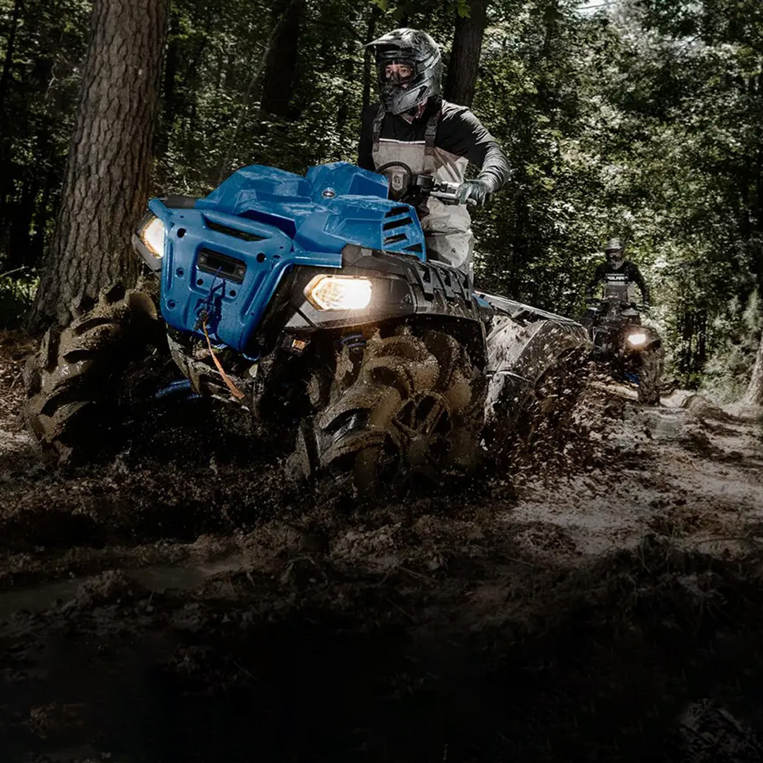 Polaris quad 4x4 stuck inn the mud